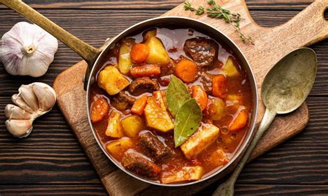 Priprava goveje juhe z zelenjavo in mesom