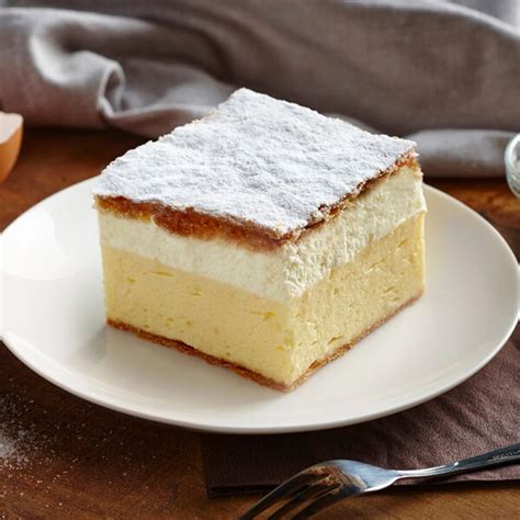 Blejska kremšnita s plastmi kreme in smetane