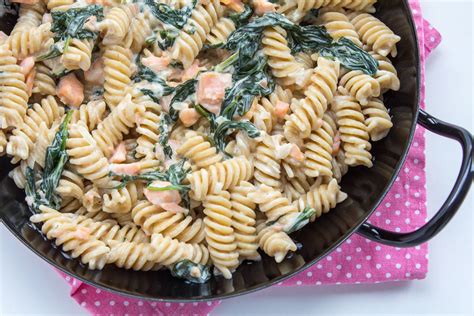 testenine z lososom, feto in špinačo