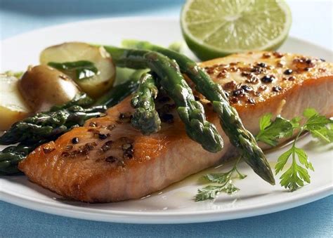 pečen losos s šparglji in mladim krompirjem