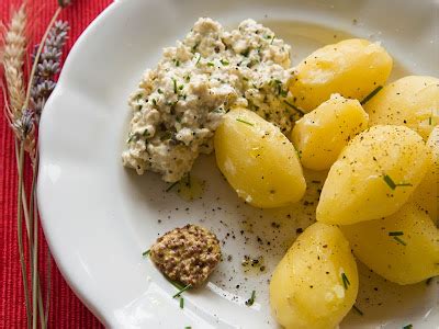 Krompir v oblicah z bučnim oljem in skuto