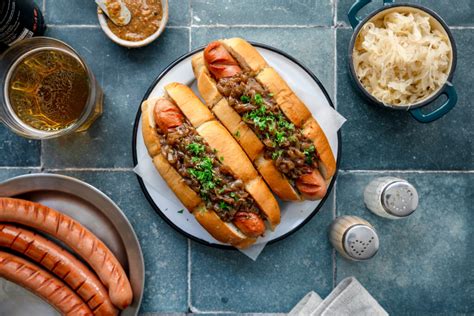 Tematska fotografija: domači hot dog z ohlajenimi štručkami