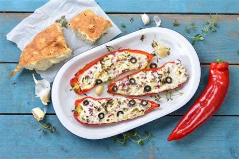 Namaz iz pečene paprike in feta sira na hrustljavem kruhku, posuto s peteršiljem
