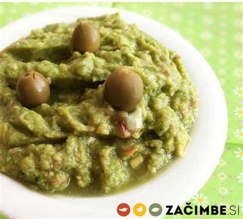 Skodelica svežega avokadovega namaza (guacamole) s čilijem in feta sirom