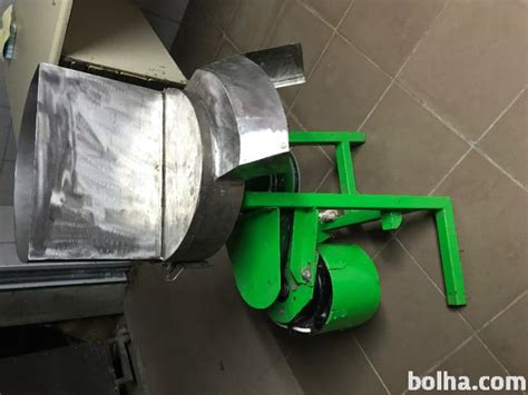 Stroj za ribanje zeljnih glav