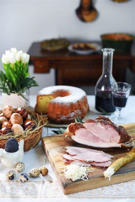 Fotografija tradicionalne velikonočne mize s hrenovim namazom, šunko in jajci.
