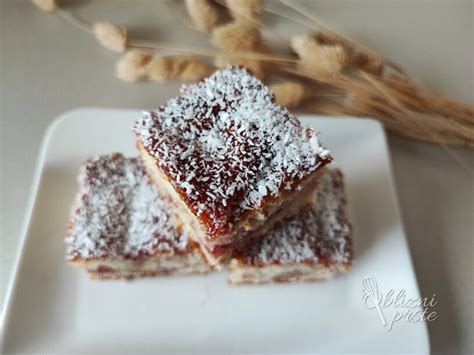 Tematska fotografija zlatega, puhastega krofa z marmelado in belo čokolado v prahu