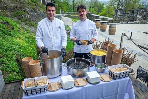 Fotografija kuharskega mojstra Luke Koširja ob predstavitvi jedi
