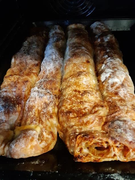 Narejen zavitek iz vlečenega testa na pekaču, pripravljen za peko