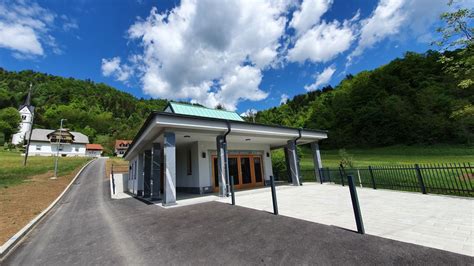 Zunanji izgled objekta Ta Fabrika s teraso in urejeno okolico v Dravogradu
