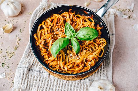 Prikaz testenine z omako iz maskarponeja in zelenjave