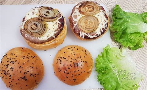 Tematska fotografija burgerja s scufanim piščancem in domačimi bombetkami