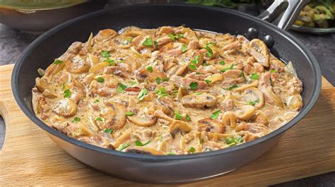 Fotografija govedine stroganov z rižem