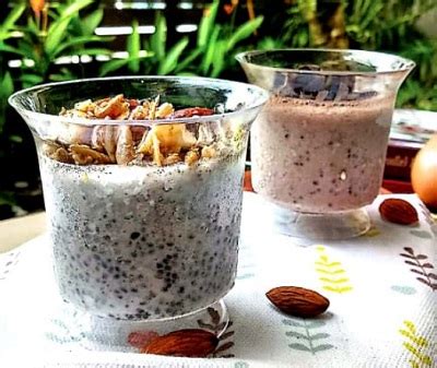 keto puding s konjak moko v kozarcu, okrašen z jagodičevjem
