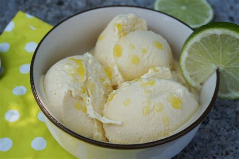 Tematska fotografija: osvežujoč limonin sladoled v skodelici z rezinami limone