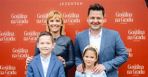 Fotografija: Luka Jezeršek demonstrira pripravo omak