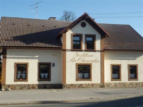 Zunanji posnetek Gostilne in Picerije Kajuh s poudarkom na tradicionalnem ambientu