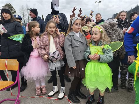 Tematsko foto: Veselo pustovanje z maskami in krofom