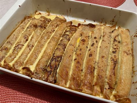 Gratinirane palačinke v pekaču, prelite s smetanovim prelivom