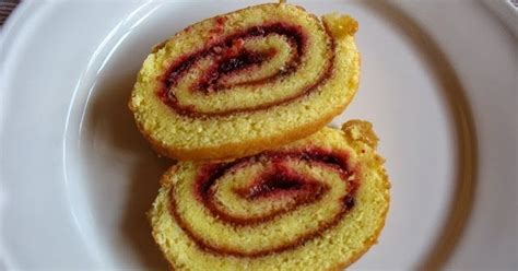 Klasična biskvitna rulada z marmelado in marcipanom, prelivena z vanilijevo kremo, pogled od zgoraj