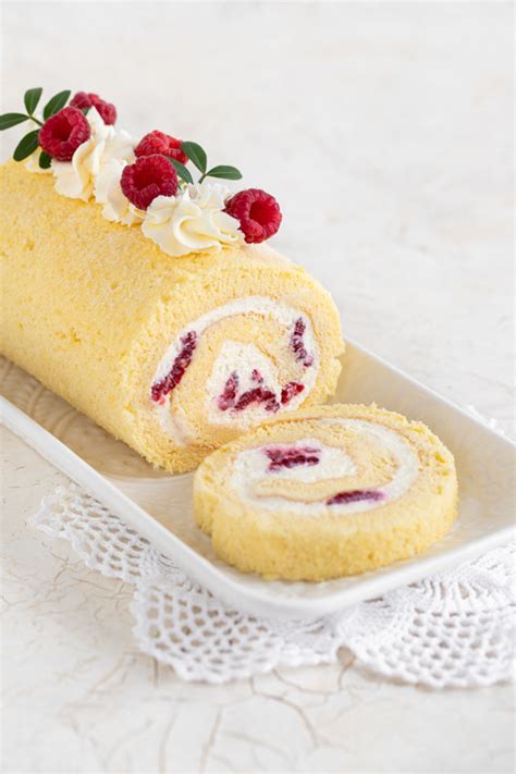 Rulada v obliki spiralne torte z mascarpone kremo in gozdnimi sadeži, okrašena z jagodičevjem