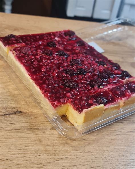 Prerez orehove rolade z gozdnimi sadeži, brez glutena, na servirnem krožniku