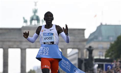 Fotografija: Tekač Eliud Kipchoge teče z Adidas supergami, vizualni prikaz tekmovanja med blagovnima znamkama