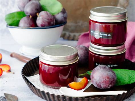 Sveže napolnjeni in zaprti kozarci bučno-jabolčne marmelade