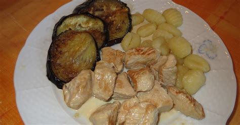 popečeni koščki piščančjega mesa v ponvi
