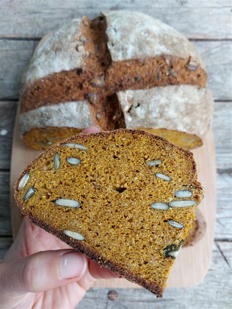 Ilustracija muškatnega oreščka in muškatnega cveta, ki prikazuje njuno poreklo iz sadeža.