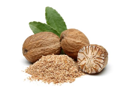 Prikaz različnih začimb, ki lahko nadomestijo muškatni orešček: klinčki, cimet, garam masala.