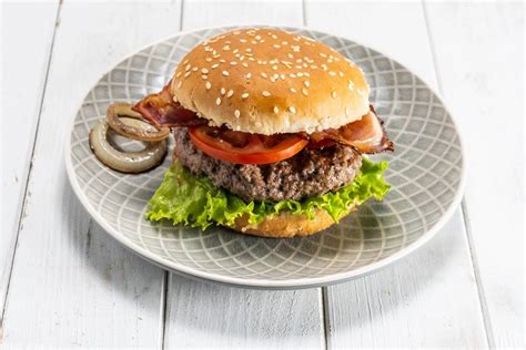 Klasičen mesni burger s sirom, slanino in zelenjavo