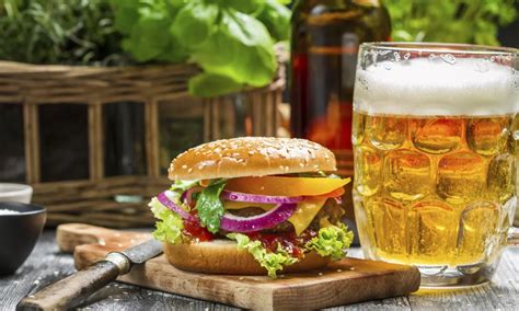 Raznolika ponudba hitre prehrane z burgerji in picami v Okrepčevalnici Giovanni