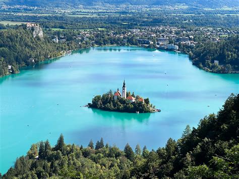 Panoramski razgled na Blejsko jezero in grad iz Kavarna Park