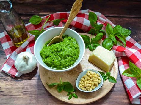 fotografija sestavin za pesto alla genovese