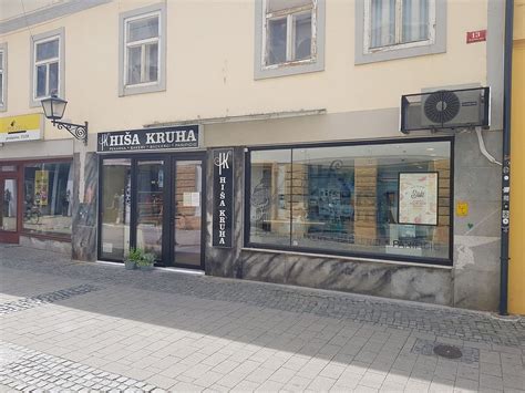 Različni krofi v vitrini slaščičarne Hiša kruha