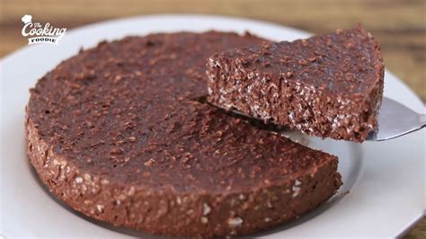 enostavna priprava čokoladne torte brez moke in sladkorja s stepeno smetano