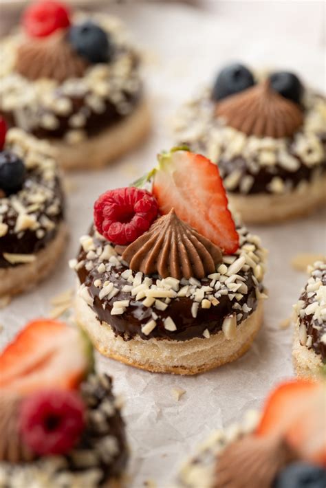 dve plasti biskvita, ki se polnita s čokoladno kremo