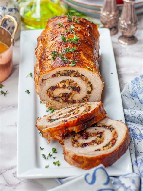 Infographic showing the layers of stuffed pork breast with bread stuffing