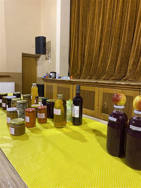 kozarec domače hruškove marmelade na kuhinjski polici