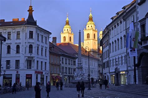 Ljubljanska stolnica in njen trg, kjer se nahajajo restavracije