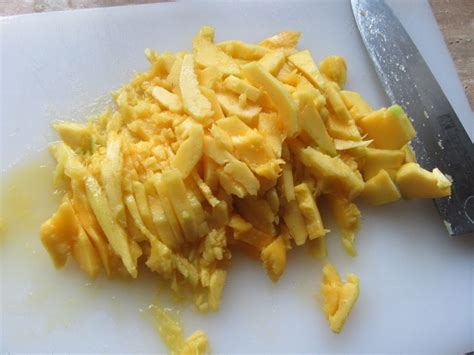 Zreli mango sadeži in prerezan mango