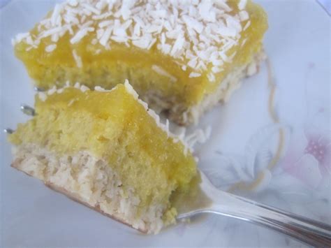 Mangova pita s svežimi mangovimi kosi in meto
