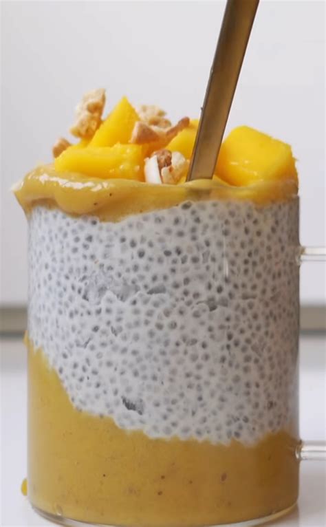 Mangov chia puding v kozarcu z dekoracijo
