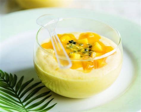 Mangov mousse v kozarcih, okrašen s svežim sadjem in meto
