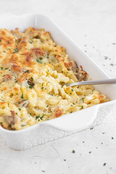 Prikaz zapečenih testenin v parmezanovi omaki