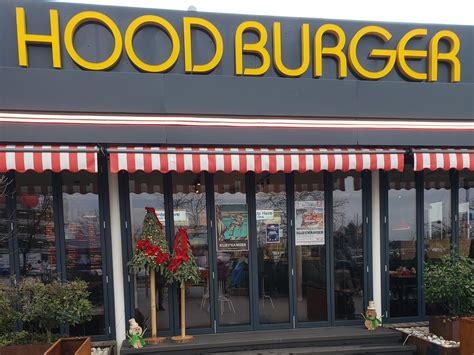 Zgodovinska fotografija prvega štanda Hood Burgerja pred Sax Pubom