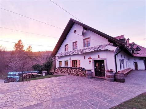 Notranjost domače restavracije Pogača s poudarkom na toplih barvah in lesu.