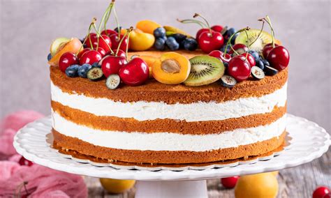 Thematično foto: razrezana nizkokalorična torta s svežim sadjem