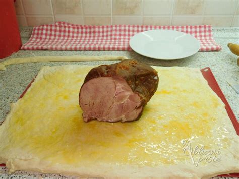 Različni kosi mesa, primerni za pripravo šunke v testu: šunka, pleče, vratovina.